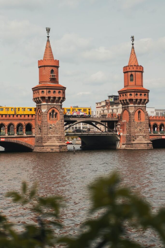 Die beiden Türme der Oberbaumbrücke in Berlin